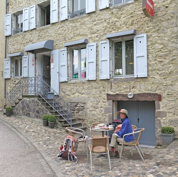 Walking in France: A hungry waif outside the Hôtel des Pécheurs, Lavoûte-Chilhac