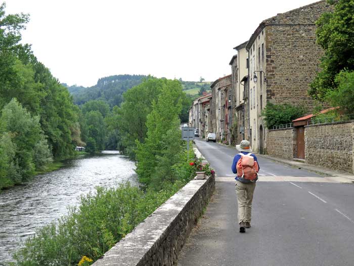 Walking in France: Leaving Lavoûte-Chilhac beside the Allier