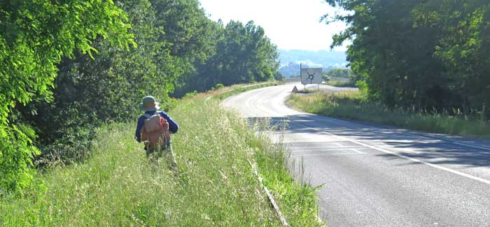 Walking in France: Keeping off the D588 on the way to the Allier