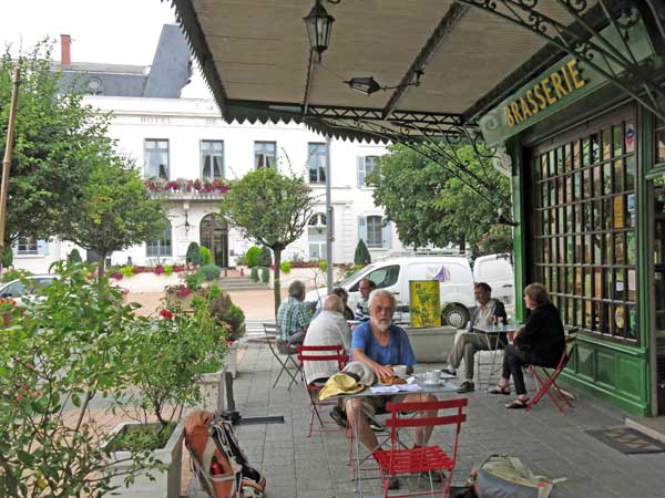 Walking in France: Time for second breakfast, Varennes-sur-Allier