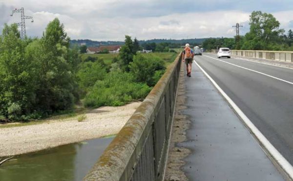 Walking in France: Crossing the Allier on the only available bridge