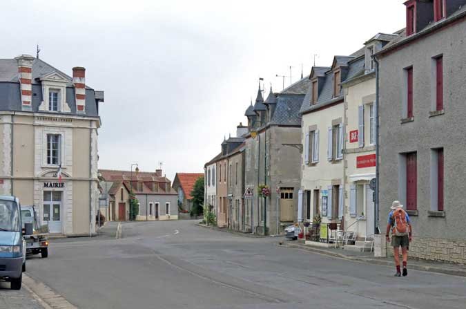 Walking in France: On the way to breakfast at au Moulin de Préveranges