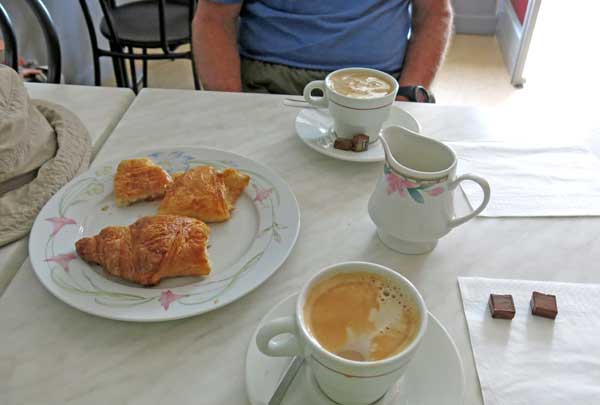 Walking in France: The full Big Breakfast in Préveranges!