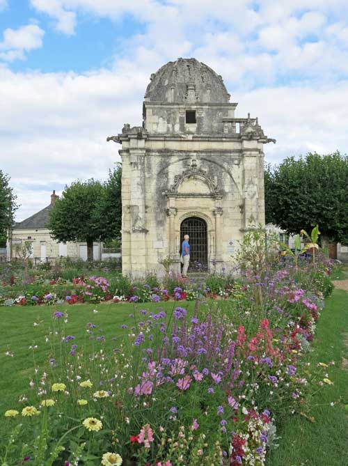 Walking in France: Sixteenth century funerary chapel, Bléré