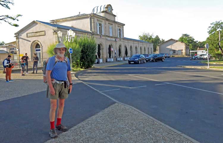 Walking in France: No trains or buses at the Issoire railway station