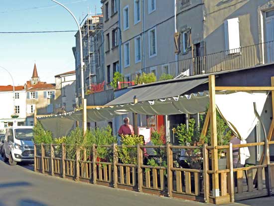 Walking in France: Apéritifs at an outdoor bar