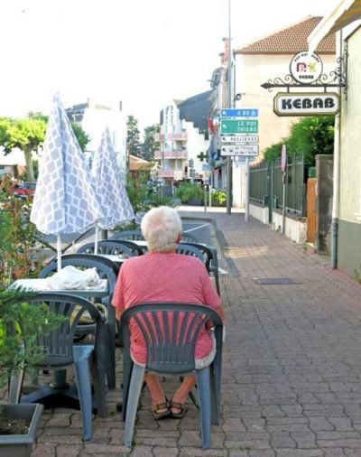 Walking in France: Waiting for dinner at Puy-Guillaume's kebab restaurant