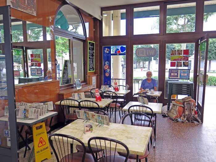 Walking in France: Enjoying the ambience of the Café du Cours, St-Pourçain