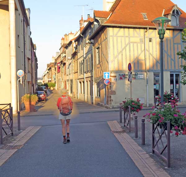 Walking in France: Leaving Moulins via its old quarter