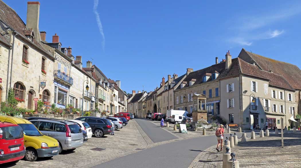 Walkingb in France: Souvigny