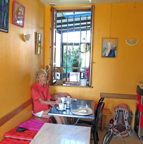 Walking in France: The charming bar in Franchesse