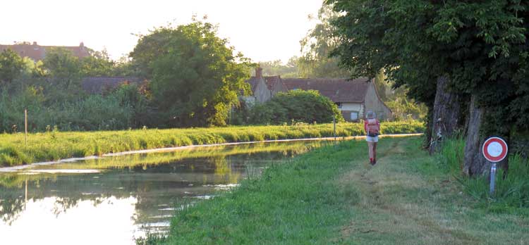 Walking in France: Leaving Sancoins on the GR654  beside the Canal de Berry