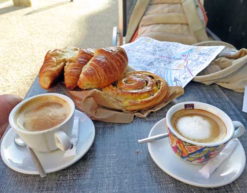 Walking in France: A delicious breakfast in the Place Carnot