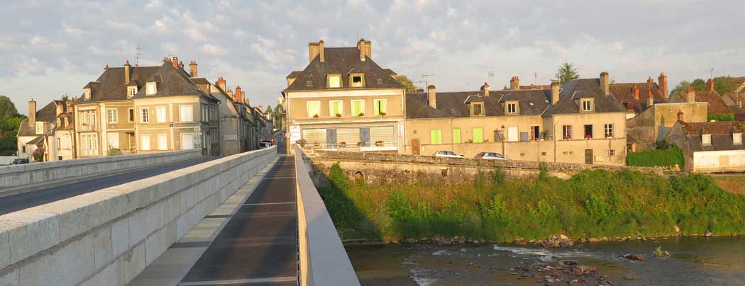 Walking in France: Leaving our island home, with last night's (now closed) pizzeria next to the bridge on the right