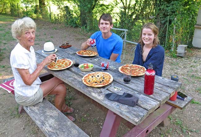 Walking in France: Pizzas for dinner with our new Dutch friends