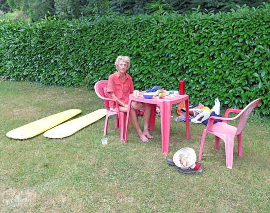 Walking in France: Enjoying lunch, and the comfort of a table and chairs
