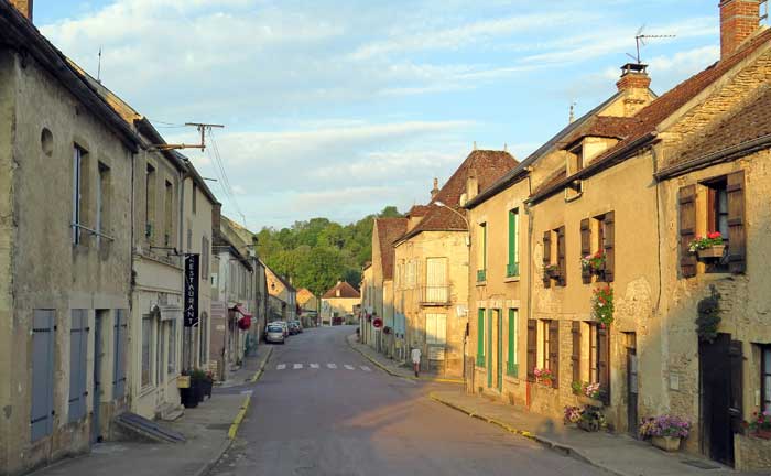 Walking in France: Going to breakfast in St-Père