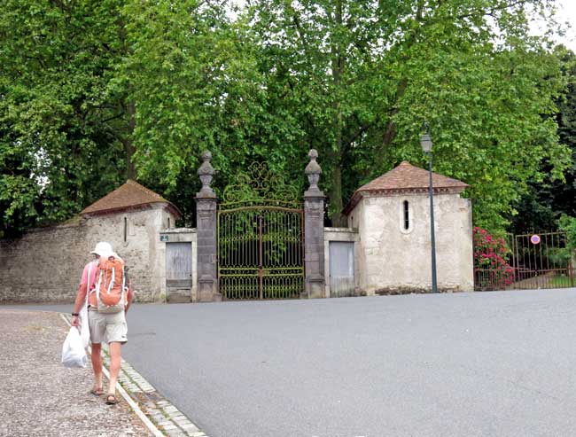 Walking in France: Passing the entrance to the château of Bellenaves on our retreat to the hotel
