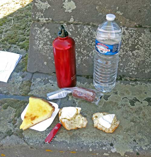 Walking in France: A mixed second breakfast