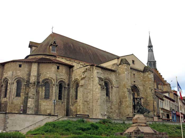 Walking in France: Church of Sainte-Croix, St-Pourçain-sur-Sioule