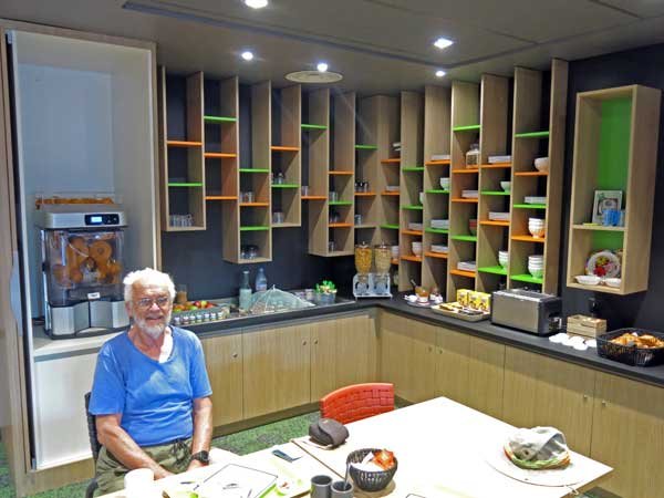 Walking in France: Early arrival in the breakfast room