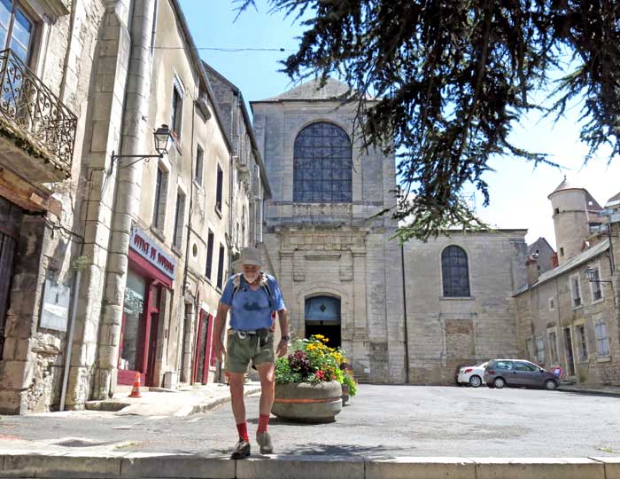 Walking in France: Leaving the Office of Tourism, la Charité-sur-Loire