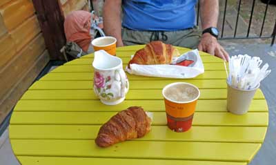 Walking in France: Second breakfast in Raveau