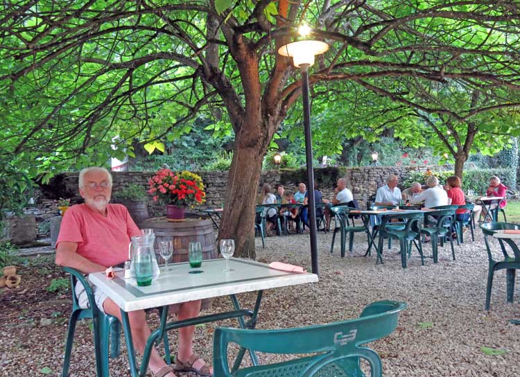 Walking in France: In the beautiful garden of the restaurant le Crecholien