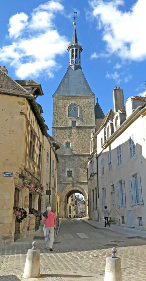 Walking in France: Avallon's clock tower