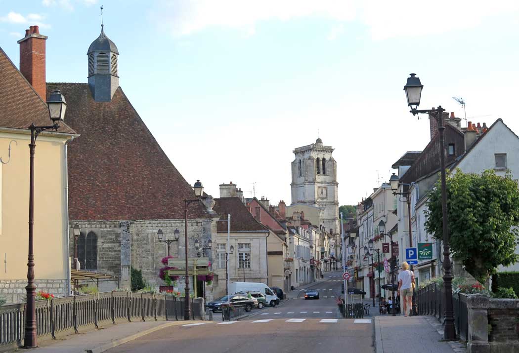 Walking in France: Crossing the Armançon on the way to dinner in Tonnerre