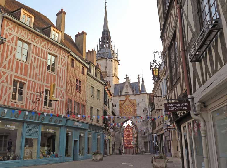 Walking in France: Finally rediscovered - Auxerre's beautiful golden clock tower