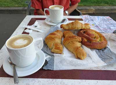 Walking in France: A very satisfactory breakfast, except for the lack of a gougère