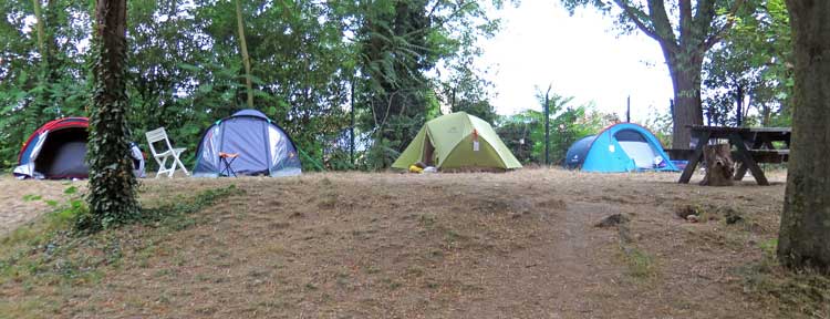Walking in France: A miracle - for the first time, we are camping on top of the grassy knoll!