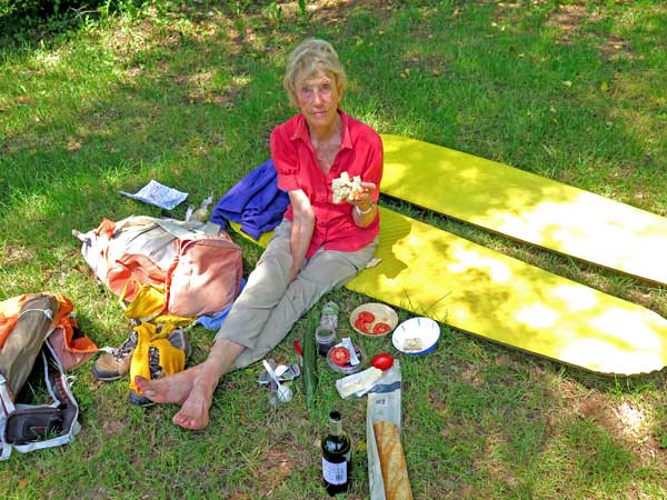 Walking in France: A late lunch at the camping ground, Saint-Georges-de-Mons