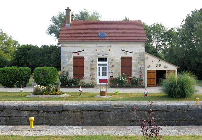 Walking in France: Lock-keeper's cottage at the Écluse de Duchy