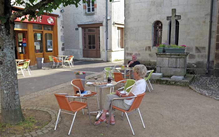Walking in France: A vegetarian pizza for dinner in the church square, Saignes