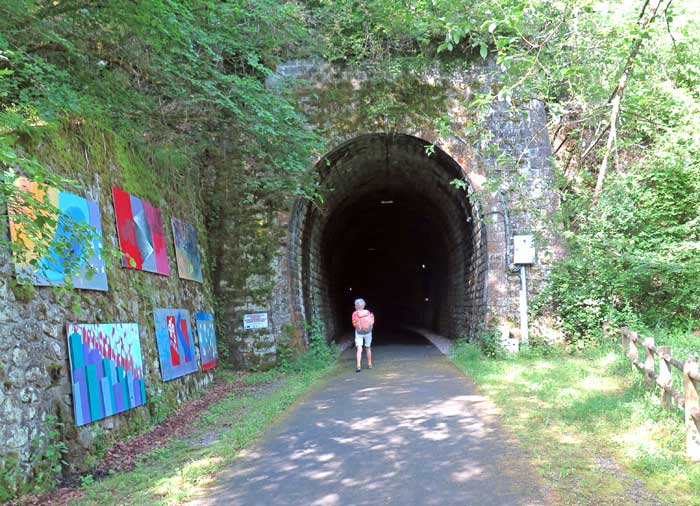 Walking in France: The entrance to the tunnel