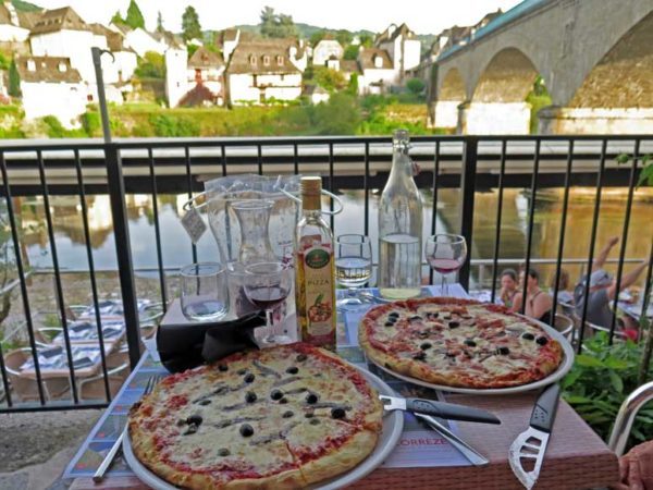 Walking in France: Pizzas beside the Dordogne