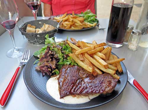 Walking in France: Steaks with a creamy sauce at le Lot à la Bouche