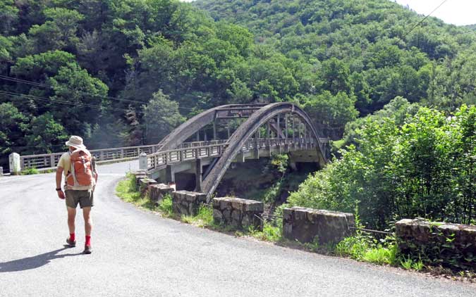 Walking in France: At the bottom, the bridge of Vernéjoux