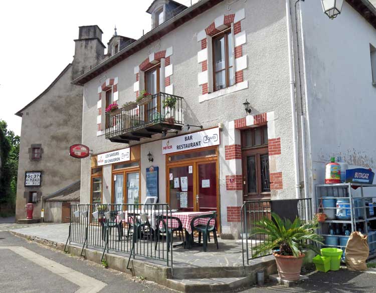 Walking in France: Chaussenac's bar - closed for congé