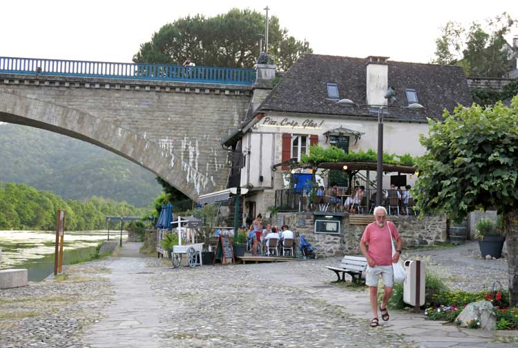 Walking in France: An after dinner stroll back to our tent