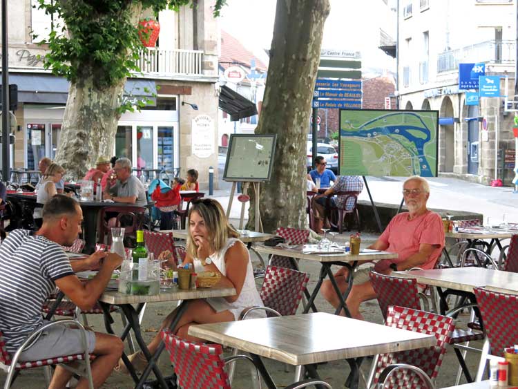 Walking in France: Waiting for dinner at an outdoor restaurant, Beaulieu-sur-Dordogne