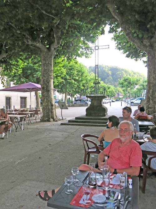 Walking in France: Waiting for dinner in the glorious shade