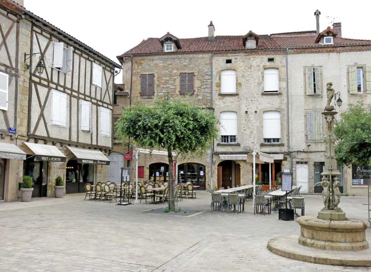 Walking in France: A beautiful, hidden  square