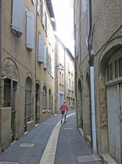 Walking in France: Exploring the alleyways of St-Céré