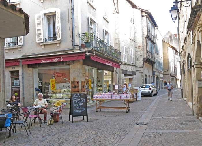 Walking in France: Street breakfast in Figeac