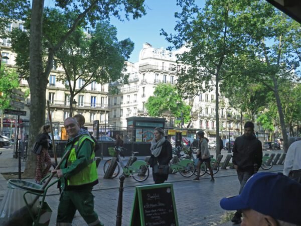 Walking in France: Boulevard Magenta